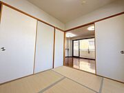 和室はリビングとフラットで広々と開放感があります。