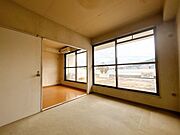 窓から日が差す明るいお部屋です。