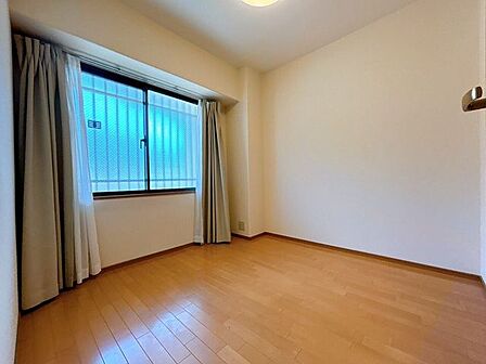 洋室は東向きで、朝日が差し込みます。