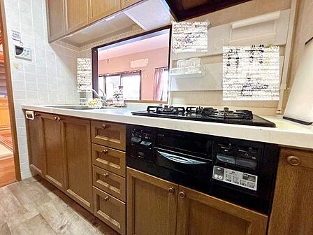 大きなシンクと調理台で、キッチンでの作業がはかどります♪