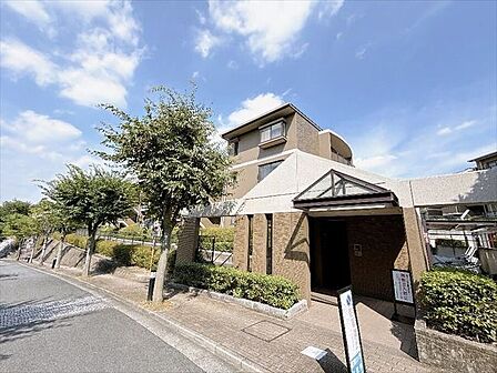 「生駒駅」よりバス乗車10分、バス停「松美台」より徒歩3分の立地◎