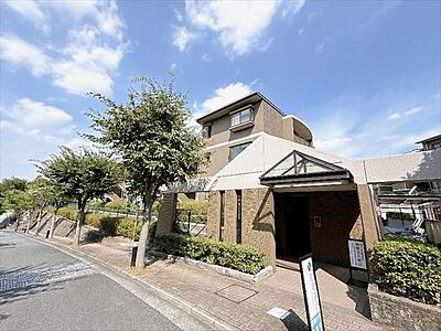 外観:「生駒駅」よりバス乗車10分、バス停「松美台」より徒歩3分の立地◎ 外観:「生駒駅」よりバス乗車10分、バス停「松美台」より徒歩3分の立地◎