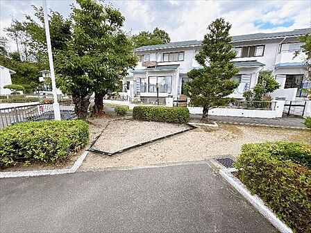周辺に高い建物がなく日当たり良好な立地です。