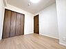 洋室：窓から風を感じられる快適なお部屋です。
