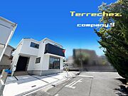 ☆現地外観写真☆Terrechez☆２号棟☆南東角地☆「香里園駅」徒歩13分☆土地33坪☆車２台（車種による）☆日当たり良好☆閑静な住宅街☆WIC・南面バルコニー☆LDK19.7帖☆前道5.2ｍ☆