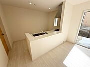 ☆大型のシステムキッチン☆対面式ですので家族と会話しながら楽しくクッキング！！