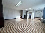 ■洋室（地下1階）■元は事務所として使われていた洋室。この部屋から外へ繋がる玄関もあります。居室として使用するだけではなく、ワークスペースや趣味のお部屋など使用用途を考えるのも楽しみの一つです♪