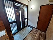 ◆玄関◆　玄関には曇りガラスが採用されており、外からの視線を遮りつつ、自然光をたっぷり取り入れます！これにより、玄関が常に明るく開放的な雰囲気となり、家に入るたびに温かさと安心感を感じられます♪