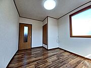 ◆2階洋室◆約5．8帖の洋室です！各居室収納付きなので収納を配置する必要もなく、お部屋を最大限に活かせます☆さらに二面採光で明るいお部屋でした！朝日を浴びて健康的な生活を送りませんか♪