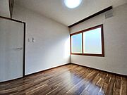 ◆洋室◆約5．2帖の洋室です！5．2帖の洋室は様々な使い方ができる柔軟なスペースでもあります♪書斎やワークスペースとしても活用できますよ☆窓からの採光もしっかり確保で明るいお部屋です♪