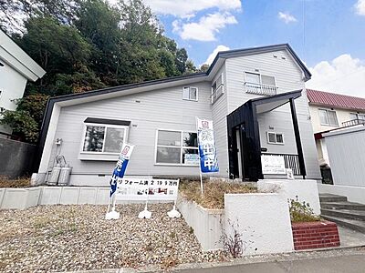 外観：緑豊かな閑静な住宅街に佇む戸建が販売開始になりました。フルリフォーム済みで、まるで新築のような住み心地を◎耐震補強も施されているため、安心して暮らせます！お気軽にお問い合わせください♪