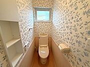■2階トイレ■各階にトイレが設置されているため、家族全員が快適に利用できます。朝の忙しい時間帯でもストレスフリーで、生活の利便性が大幅に向上します！アクセントクロスでおしゃれな雰囲気を演出♪