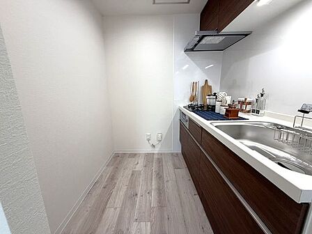■キッチン■リビングと程よく距離を保つキッチン。作業中も周りを気にせず集中でき、効率的な動線で毎日の家事がスムーズに進みます。収納や作業スペースも十分に確保され、料理時間も快適に過ごせる設計です。