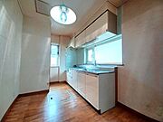 ■キッチン■2方向から光が注ぐ明るいキッチン。独立性のある配置で、リビングに生活感を出さずにお料理に専念できます。扉のないオープンな動線と、機能的な設計が魅力のこだわり空間です。