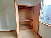 ■収納■仕切り板を設けた使い勝手の良い収納スペース。中段には重い荷物を、上部には季節物をといった適材適所の保管が可能です。奥行きを活かした高い収納力で、家族全員の荷物をスマートにまとめられます。