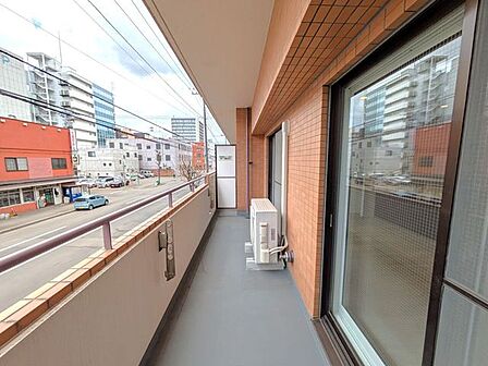■バルコニー■前面が道路に面しており、建物との距離が保たれているため開放感があります。遮るもののない柔らかな光が差し込み、日々の洗濯物干しも心地よく行えます。落ち着いた高さで、高所が苦手な方でも◎