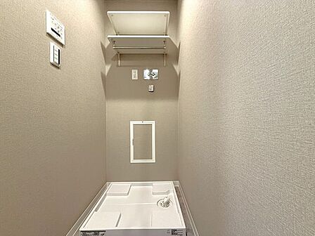 ■洗濯パン■洗濯パンは、水漏れが発生した際に、床や階下の部屋への水の浸透を防ぎ、水害のリスクを低減する重要な役割があります♪上部には可動式棚があり、洗剤やタオルが置けるため作業もスムーズです！