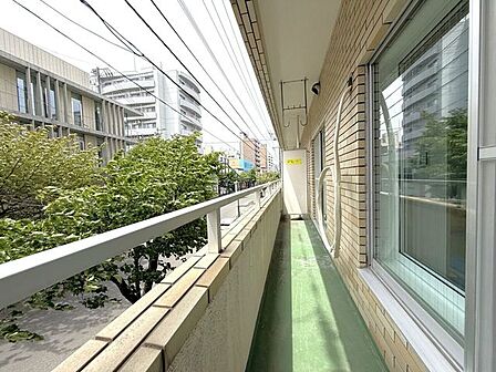■バルコニー■南西からの豊かな採光を確保できるバルコニー。お部屋の空気入れ替えがスムーズに行えるほか、コンパクトでお掃除などのメンテナンスがしやすいのもメリットです。日々の暮らしに心地よい空間です