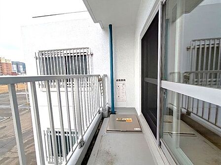■バルコニー■3.61m2のバルコニーは前面に遮るものがなく、開放感にあふれています。心地よい風が吹き抜け、陽当たりも良好。洗濯物を干すスペースとしてはもちろん、一息つけるプライベート空間です!