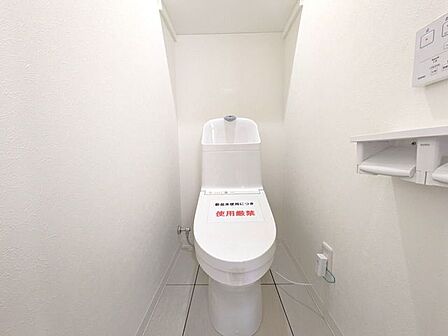 ■温水洗浄便座付きトイレ■トイレは白を基調とした内装で、清潔感のある印象。シンプルな配色のため圧迫感が少なく、落ち着いて使いやすい空間に整えられています。日常使いに配慮されたトイレです。