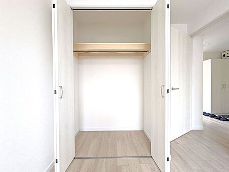 ■クローゼット■内部には便利な枕棚とハンガーパイプを完備。衣類を掛けたまま収納でき、上部の棚には鞄や季節物もすっきり収まります。限られた空間を無駄なく活用でき、お部屋を綺麗に保てます。