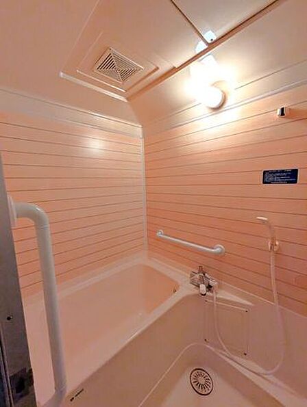 ■浴室■毎日の疲れを癒すバスルーム。気になる水まわりだからこそ、ご予算に合わせて最新設備へ新規リフォームするのもおすすめです。お好みのデザインや機能を選んで、快適なバスタイムを実現できます。
