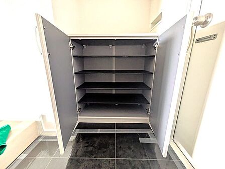 ■シューズボックス(上段)■手の届きやすい上段は、シーズンオフの靴や買い置きのシューズケア用品、防災グッズなどの保管に便利。日常的に使わないアイテムをすっきり整理でき、空間を有効活用できます。