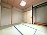 和室：◆和室(約6.0帖)◆和室は、モダンな生活にも適応します。床の間や襖を取り扱ったデザインで、畳は柔軟性があり、家具の配置を自由に調整可能です。畳の上での生活は心地よく、リラックス効果があります☆