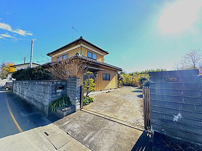 外観：敷地面積１４８坪以上！ガレージ付き住宅、広いお庭でBBQ、家庭菜園等、夢を叶える事ができる広さです。