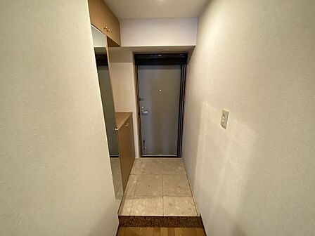 お出かけ前の身だしなみチェックにも便利な鏡付き収納のある玄関です♪