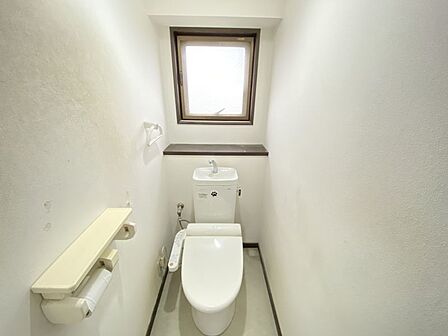 トイレは快適な温水洗浄便座付き!小窓があり換気可能で空気を清潔に保つことができます♪