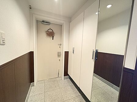 収納が多く、靴がたくさんあっても安心!お出かけ前の身支度チェックに欠かせない姿見付きです。