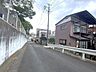 外観：前面道路を含む現地外観写真