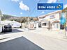 外観：前面道路を含む現地外観写真