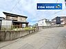 外観：前面道路を含む現地外観写真