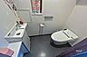 トイレ：手洗い付きの広いトイレ綺麗で、明るい空間になっています！洗浄便座付き！収納棚があるのもうれしいポイントですね！
