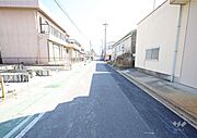 物件の南側前面道路（西側から）［2026年2月22日撮影］