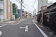 物件の南側前面道路（西側から）［2026年3月13日撮影］