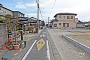 物件の北側前面道路（東側から）［2025年12月1日撮影］