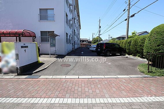駐車場出入り口