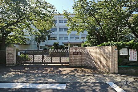 廿軒家小学校[公立]の外観