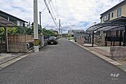 物件の北側前面道路（東側から）［2025年10月20日撮影］