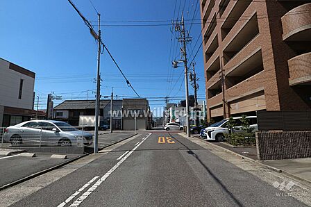 敷地南側の前面道路