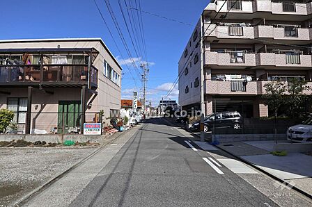敷地北西側の前面道路(南西側から)