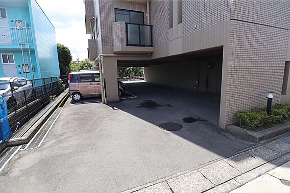 駐車場の出入り...