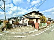 ゆとりある敷地に建つ、堂々とした外観♪落ち着いた住宅街に馴染む佇まいです！