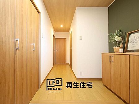 散らかりがちな玄関もスッキリ。カウンターの上には、お気に入りの雑貨や植物を飾って彩りをプラスできます。