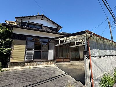 外観:カーポート付きで雨の日の駐車も安心♪ 外観:カーポート付きで雨の日の駐車も安心♪