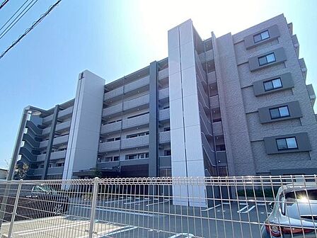 長府の城下町に壮観な佇まいの築浅マンションです♪