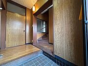 玄関を入ると右手に2階へ上がる階段があります♪正面のドアが洋室へ繋がっています♪